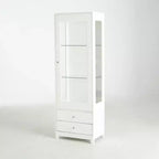 Vitrine en verre autoportante avec 2 tiroirs, éclairage LED et étagères réglables, blanche