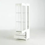 Vitrine en verre autoportante avec 2 tiroirs, éclairage LED et étagères réglables, blanche