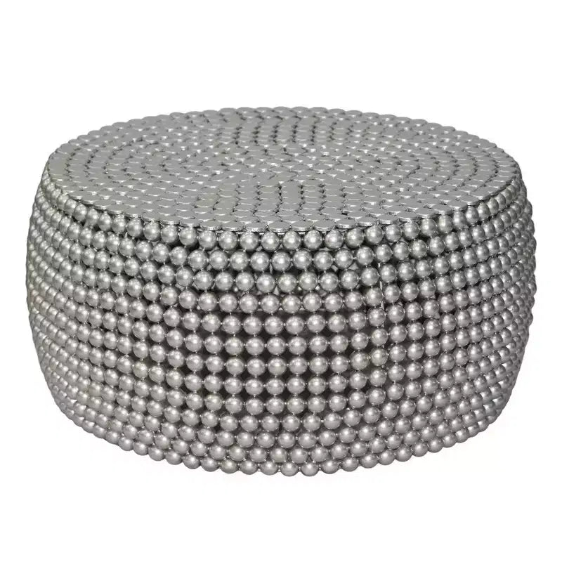 Table basse Royal Hampton 32 | Motif clouté de perles métalliques argentées | Cadre en fer plaqué nickel