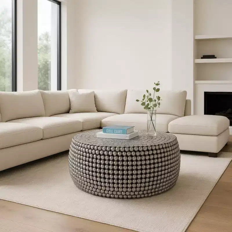 Table basse Royal Hampton 32 | Motif clouté de perles métalliques argentées | Cadre en fer plaqué nickel