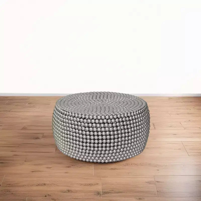 Table basse Royal Hampton 32 | Motif clouté de perles métalliques argentées | Cadre en fer plaqué nickel
