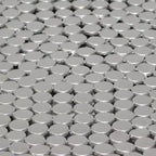 Table basse Royal Hampton 32 | Motif clouté de perles métalliques argentées | Cadre en fer plaqué nickel