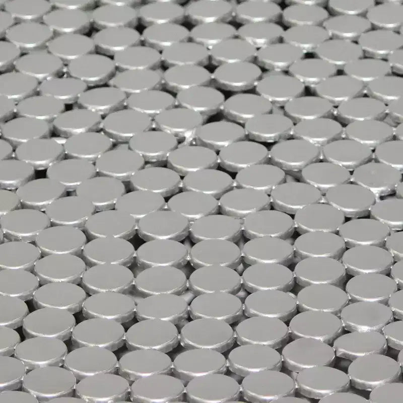 Table basse Royal Hampton 32 | Motif clouté de perles métalliques argentées | Cadre en fer plaqué nickel
