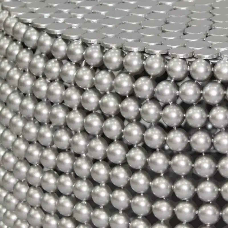 Table basse Royal Hampton 32 | Motif clouté de perles métalliques argentées | Cadre en fer plaqué nickel