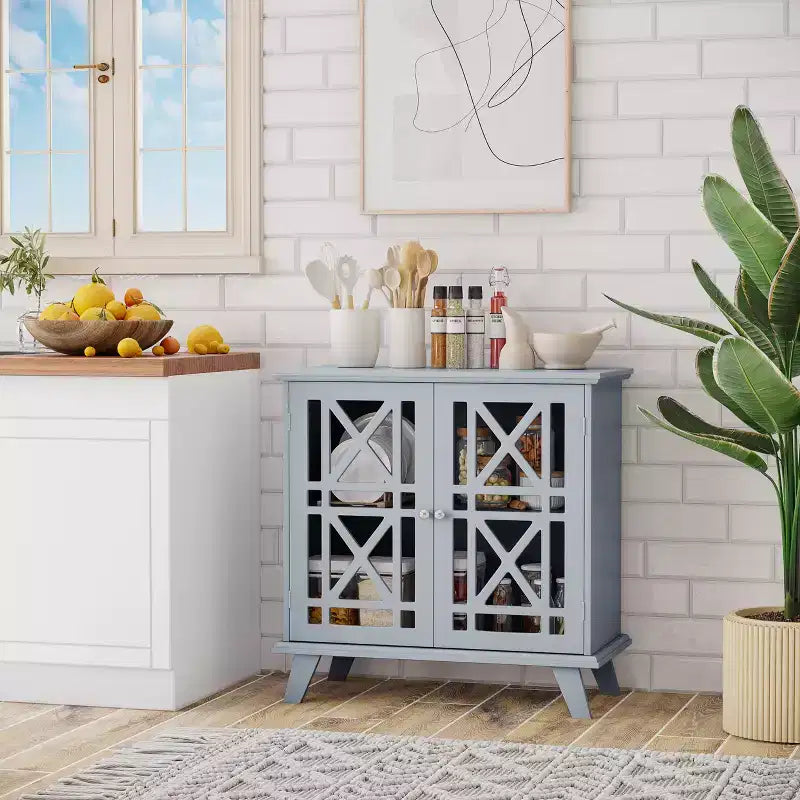 Bahut en bois accentué avec portes persiennes et base surélevée, gris