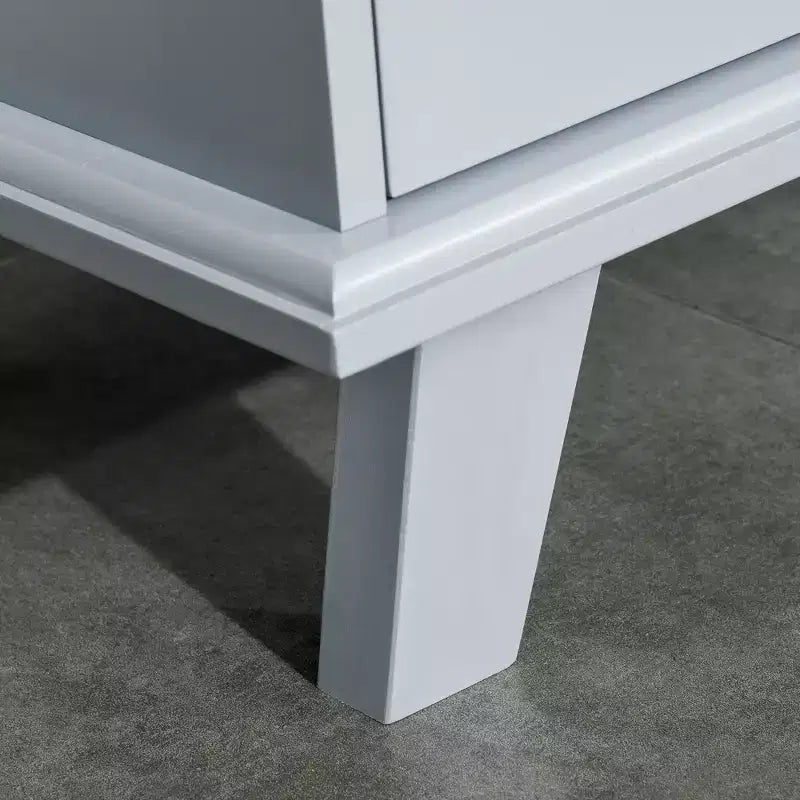 Bahut en bois accentué avec portes persiennes et base surélevée, gris