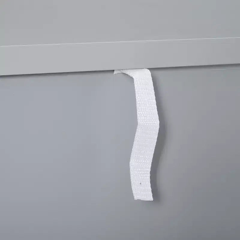 Bahut en bois accentué avec portes persiennes et base surélevée, gris